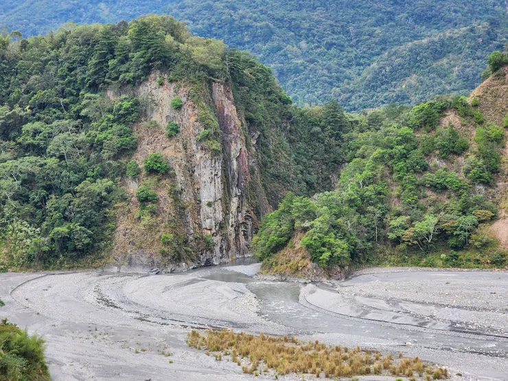 轉進萬豐鐵管吊橋眺望曲冰峽谷