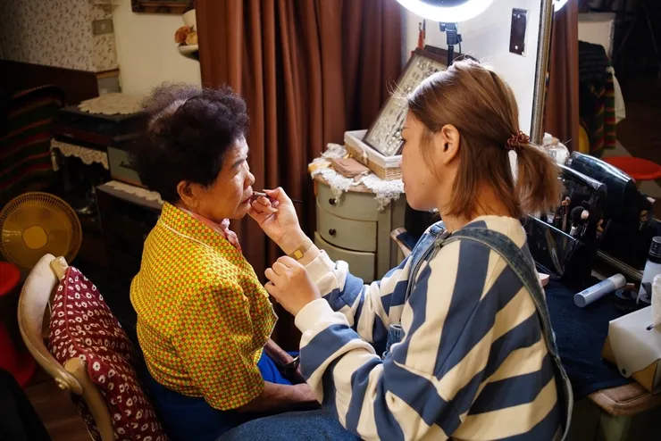 台南最酷的全家福攝影師｜連阿公阿嬤都拍得開懷大笑｜化妝寫真加