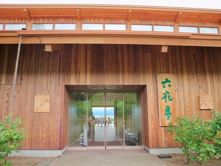 外觀全木頭增添了質感，也無違和的融入在這片葡萄園中