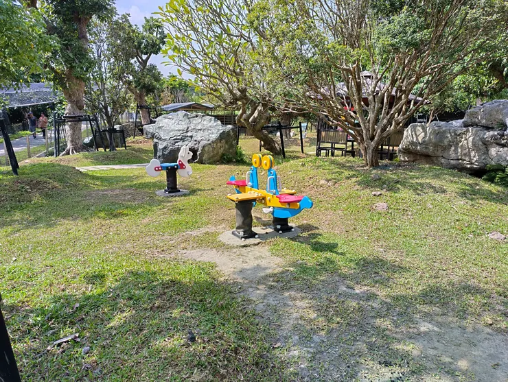 在放牧區有遊樂設施