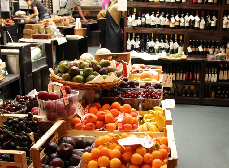 中央通道的左右側,堆滿葡萄酒與當季水果