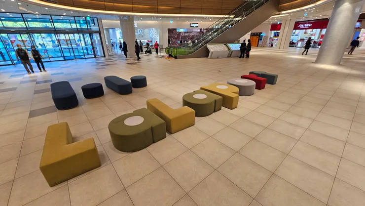 LaLaport字樣的椅子好可愛!