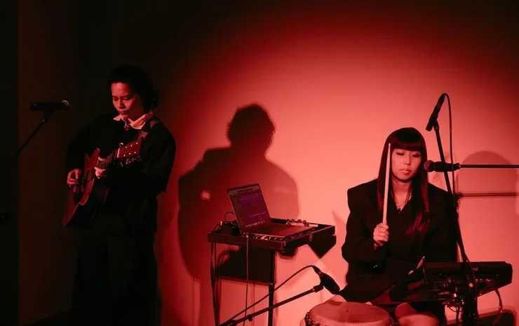 凹與山  Our Shame 於 8 月 4 日舉辦專輯搶聽會，左為主唱暨製作人小凹，右為鼓手 Isan。（凹與山 Our Shame 提供）