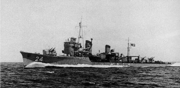 1937年5月,海風號在海上試驗中調整砲塔