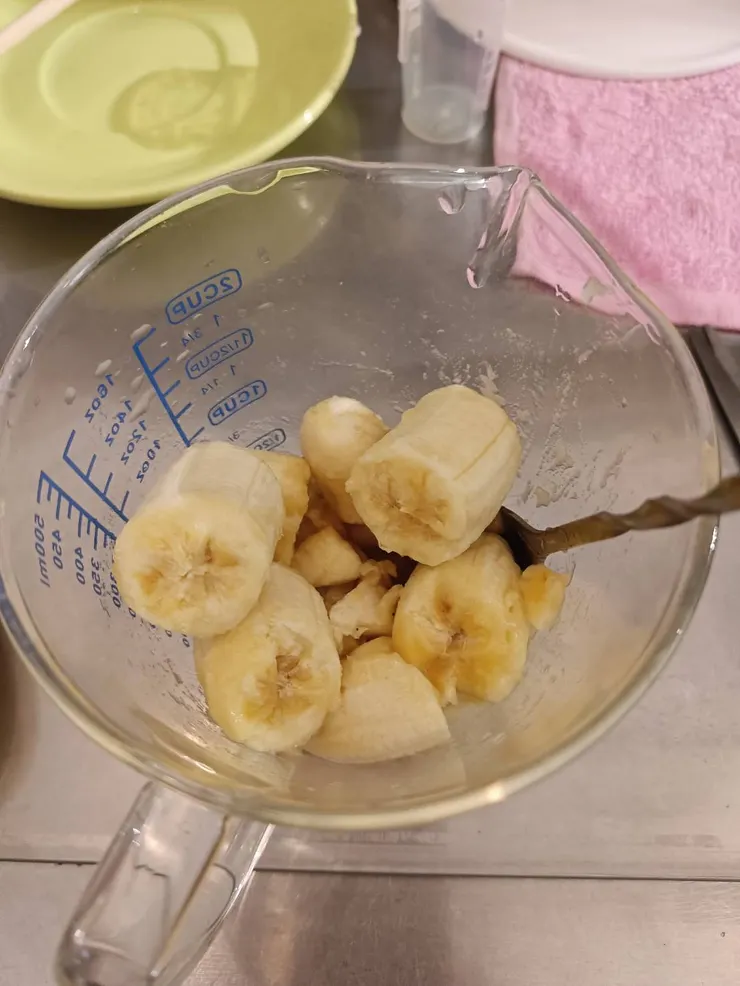 將香蕉剝小塊