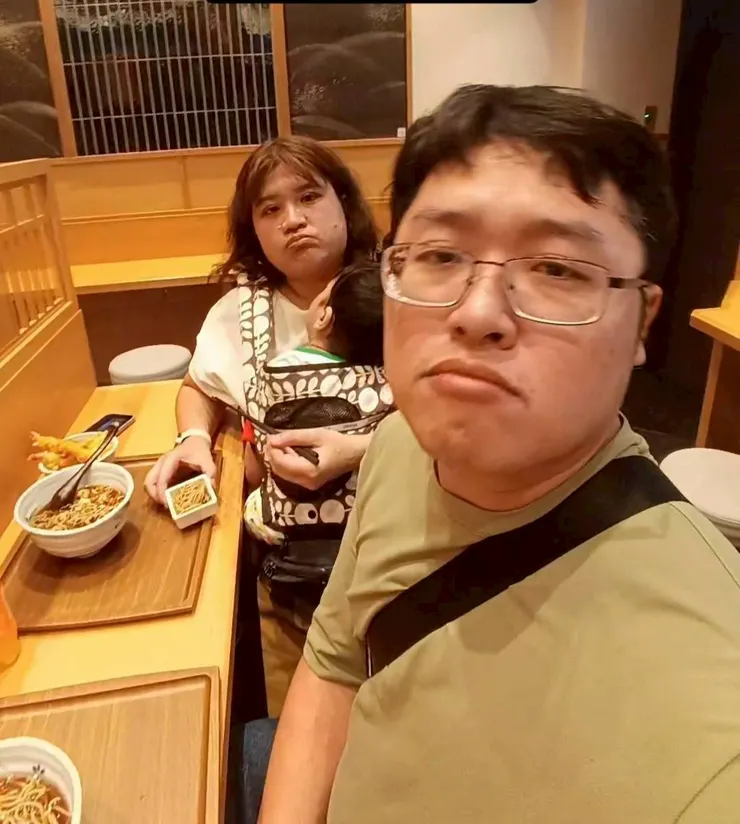 累壞的我們，珍豬在媽咪的懷中睡著了😅