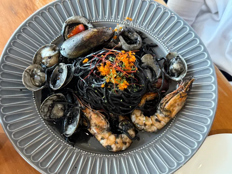 蒜香海鮮手工墨魚麵(加墨汁)   340元