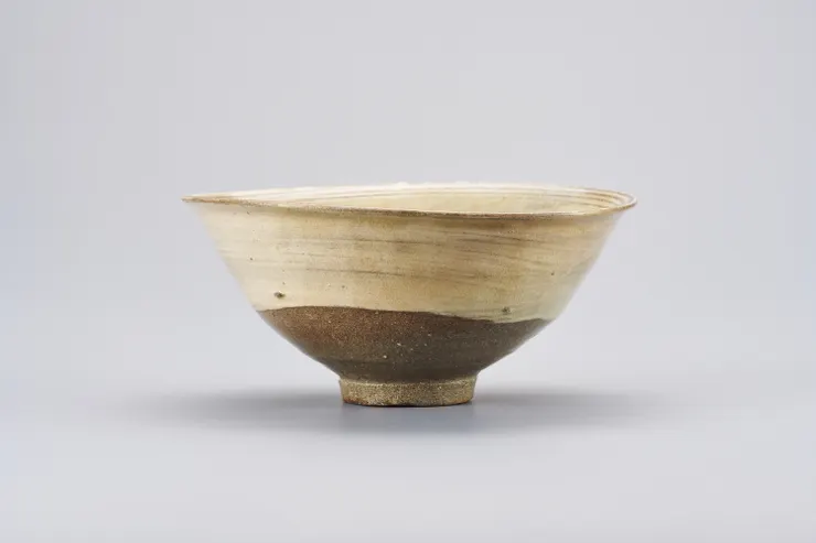 〈粉青沙器粉刷紋大碟〉(圖片來源:韓國國立中央博物館)