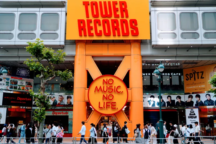 有夠壯觀的一棟建築物矗立在澀谷街頭