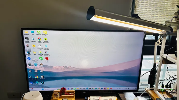 電腦桌前的CCFL檯燈