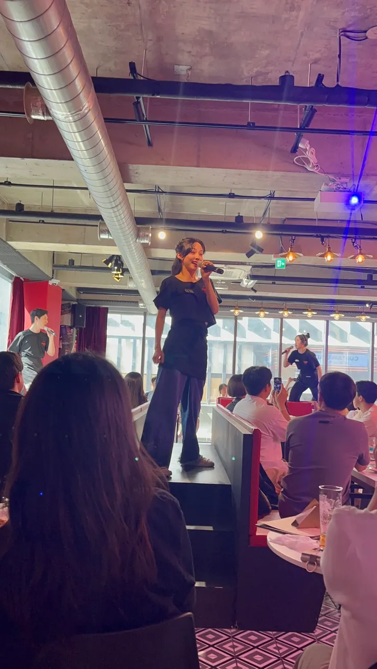 完全可以近距離看演員的演出