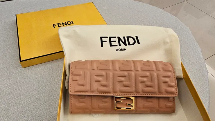 今年尾牙小弟抽到一個FENDI的名牌包!超幸運!拿回家送給老媽!