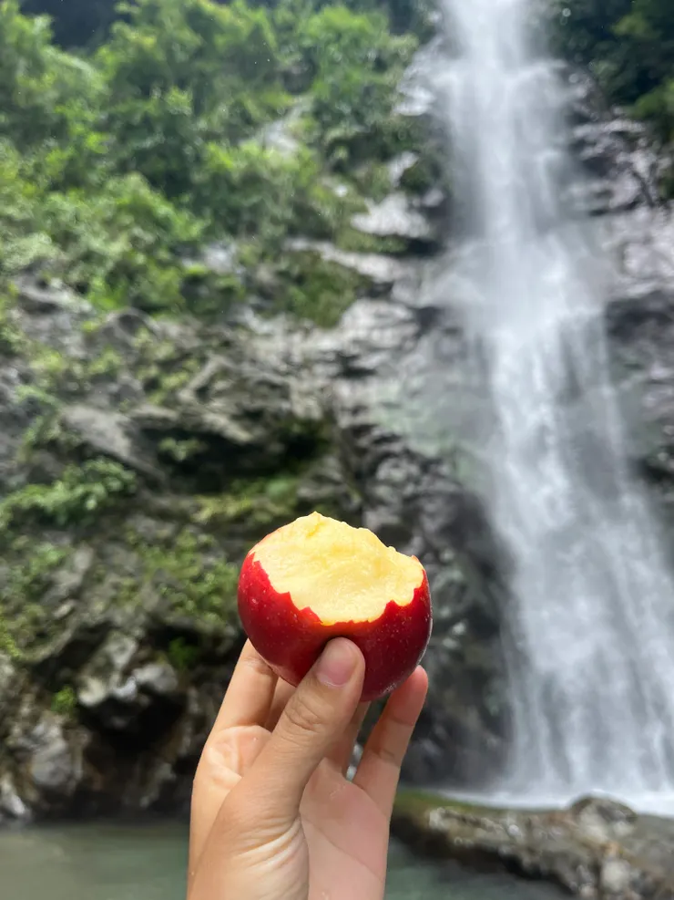 在南安瀑布咬一口冰鎮蘋果,就是理想生活的日常吧。