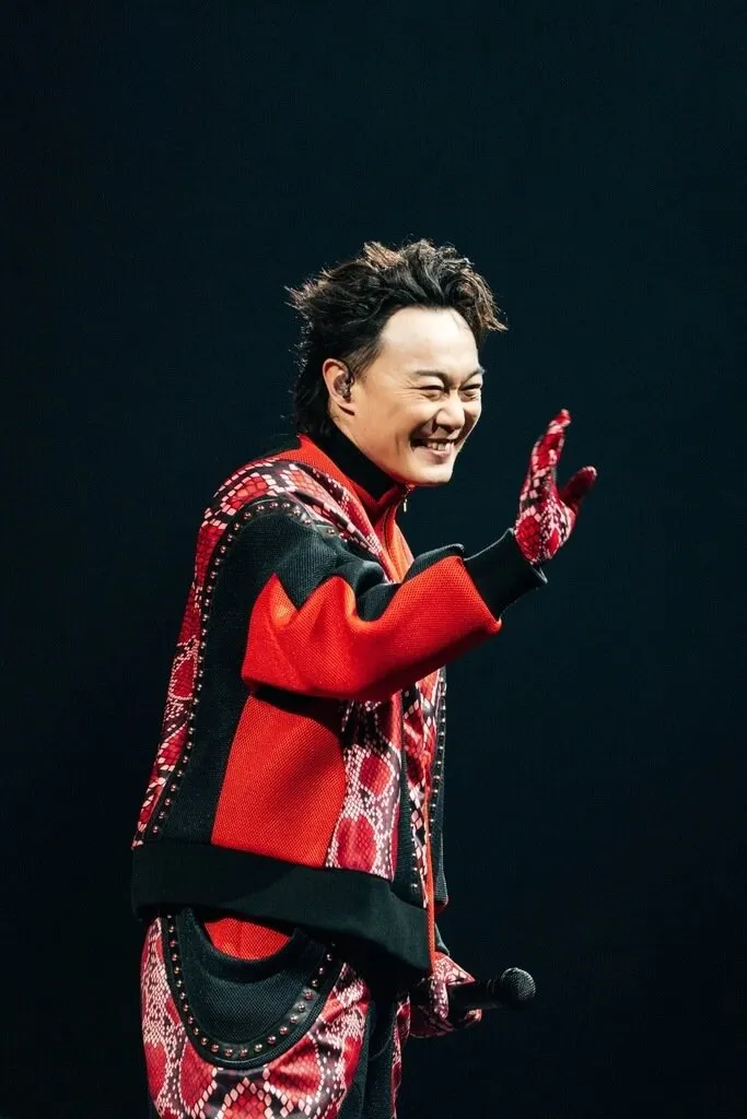 高雄市穿藍色的，東京紅色版超像宏佳騰.......啊