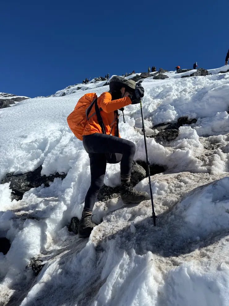這段已是硬冰，上坡時登山鞋還勉強可以走，下坡時就將冰爪穿上了。