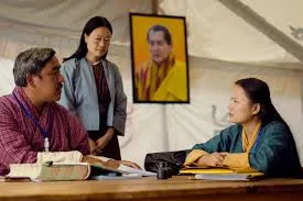 選委會女主席和選務人員,後方掛著四世國王的肖像(圖片:海鵬影業)