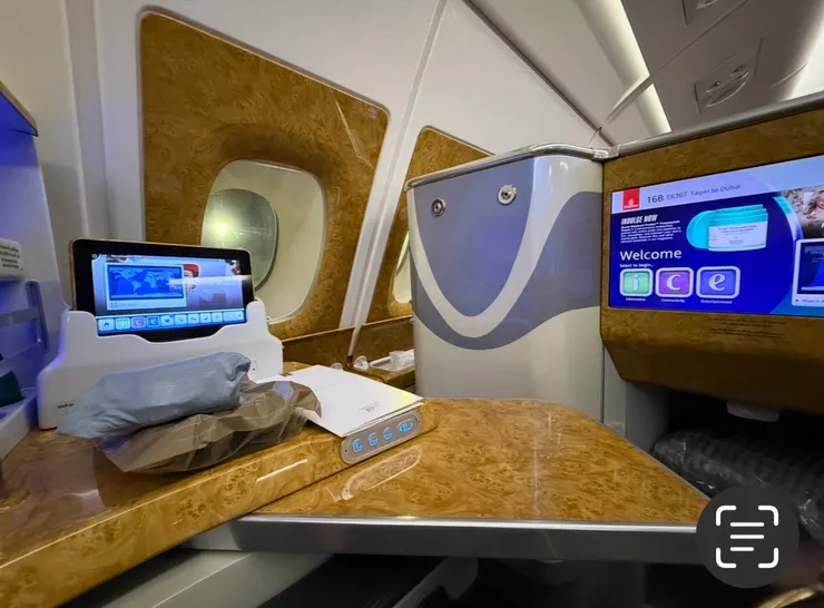 眼罩、耳機、拖鞋早已備妥