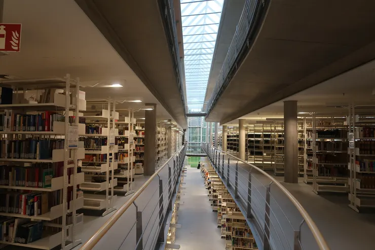 (開價書籍陳列區,哥廷根大學總圖圖書與媒體收藏量近千萬,關於圖書館的相關統計數據參考:https://www.sub.uni-goettingen.de/wir-ueber-uns/portrait/die-sub-in-zahlen/ )