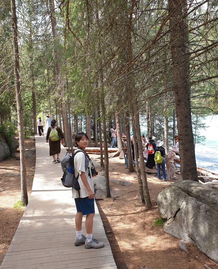 前往喀納斯湖的林間步道