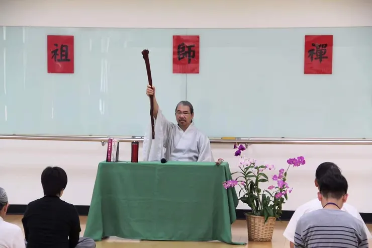 惠忠禪師舉禪杖，學人當下應該要開悟，否則就得要參究公案