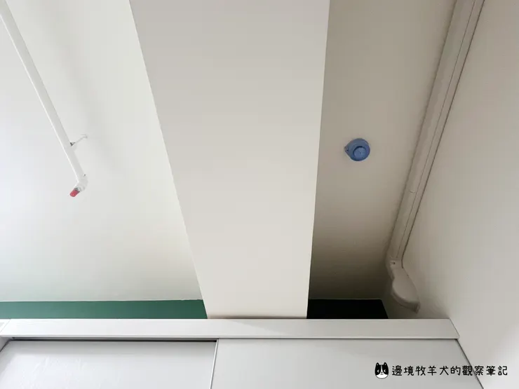 選擇避開主題色牆，讓冷氣管線往另一面牆走