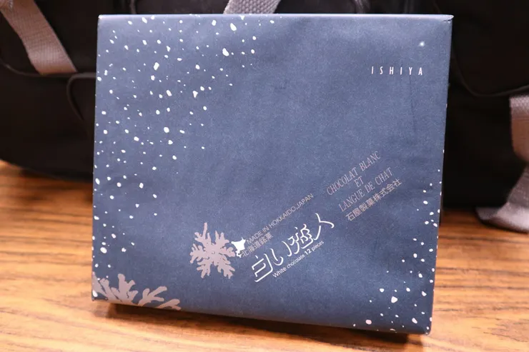 白色戀人專屬的藍底白字雪花插圖包裝