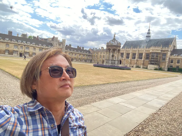 十二年後，我重回英國，很多景色依舊熟悉，但我的角色已經改變，我不再專注自己而已。