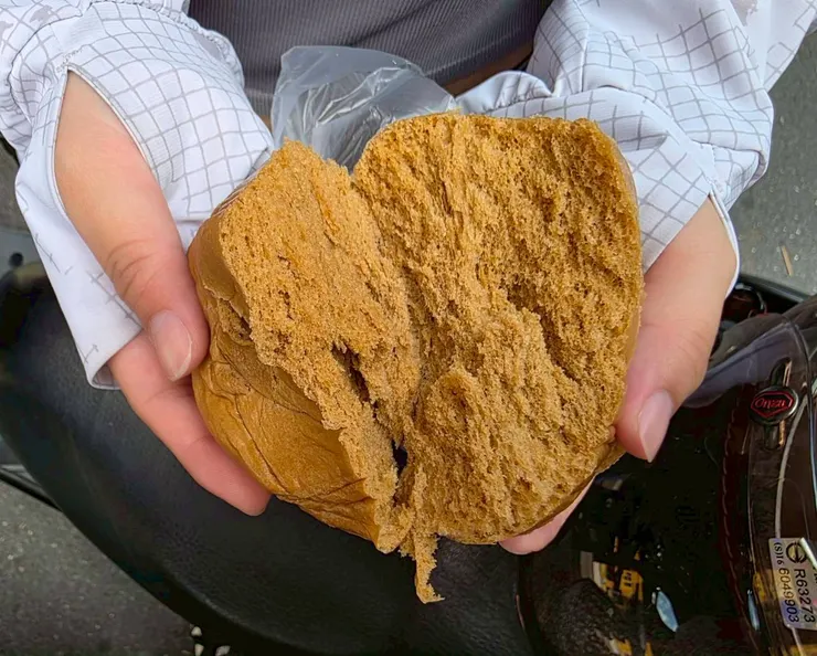 黑糖饅頭，剛開始咬得時候，覺得黑糖香氣不足，不過咀嚼一陣子後，香氣慢慢堆疊起來，可惜吃起來略乾，不夠濕潤。