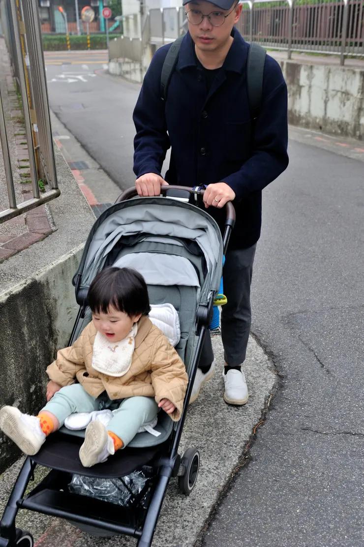 【經過峽谷森林車河和起伏丘巒！上學途中住家附近的一處坡道，兩邊人行道較高，形成一個峽谷。】