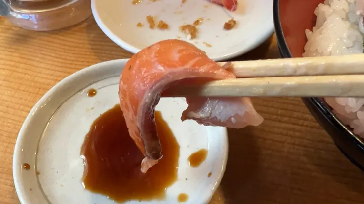 「屋台壽司」 (Yataizushi / や台ずし) 新鮮生魚片