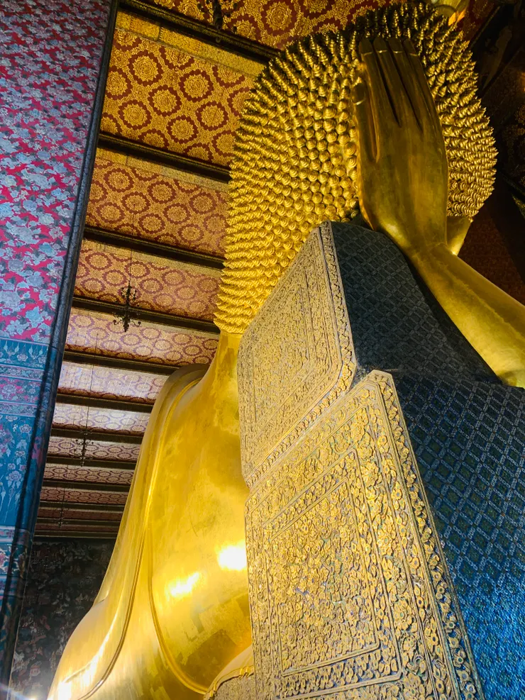 臥佛背面