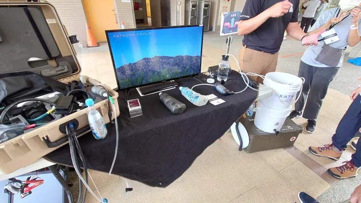 現場也有展示KATADYN的各式淨水裝置，最左邊的裝置可以使用簡易電力推動馬達與薄膜將海水淡化。