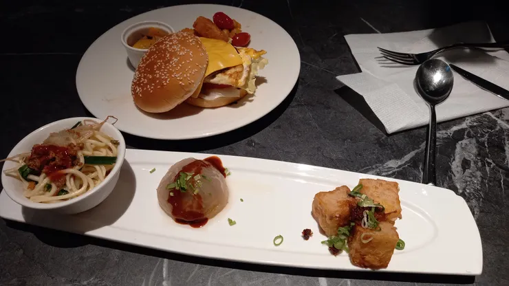 上面是老爸點的漢堡主餐!下面是我點的中部特色早餐主餐!