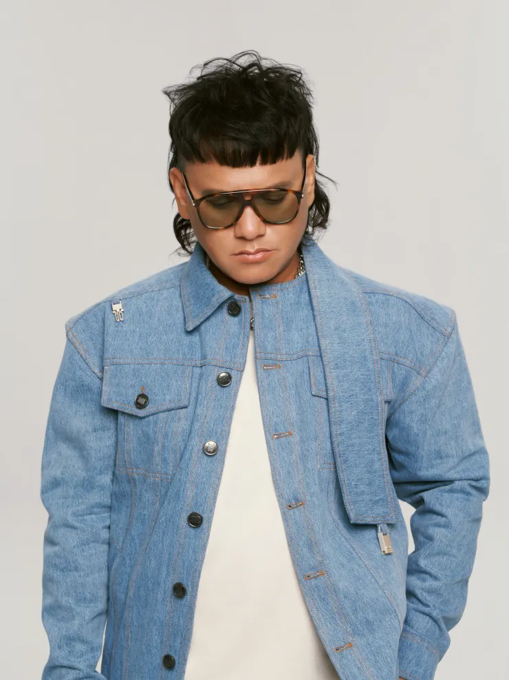 簡單俐落的牛仔風格與專輯相呼應