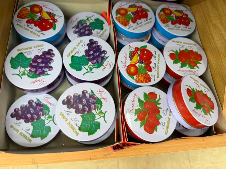 有人的小時候，吃過這個一盒五塊錢的色素香料糖果嗎？當年還有販售五塊錢一包的乖乖和四塊錢沒有王子的王子麵