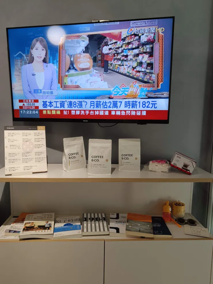 門口右邊擺了大大的電視