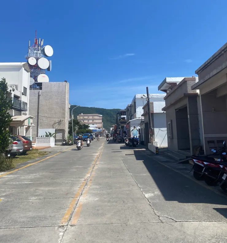 島上的商店街，因多了打工換宿的人潮而顯得快活、有趣