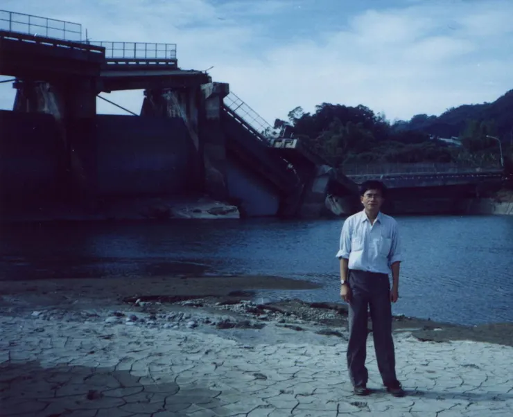 1999/10/19林永禎老師代表明新科技大學土木系勘查石岡壩斷
