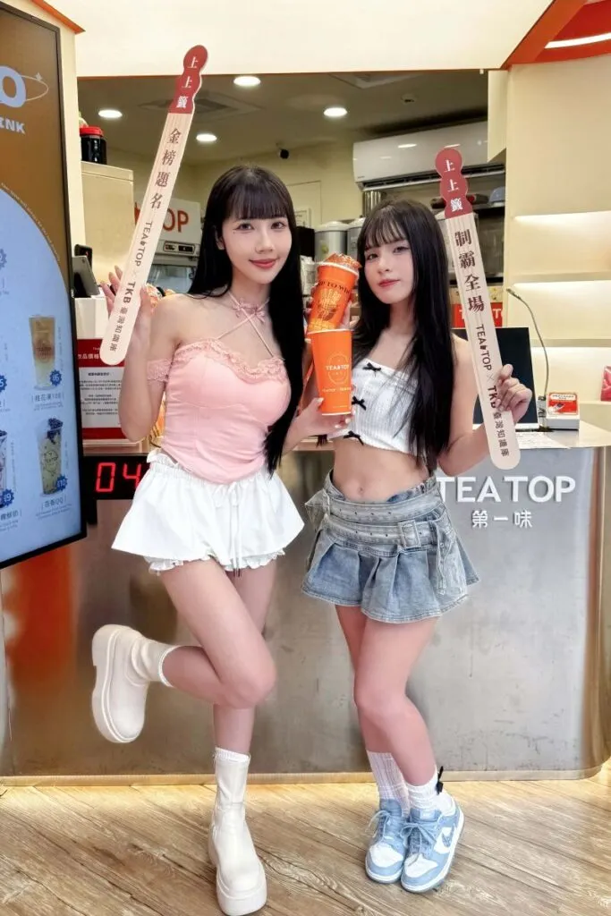 ▲啦啦隊雙女神彭彭柔柔（左）與俐蓁（右）聯手為考生應援，替考季注入滿滿好運與活力。