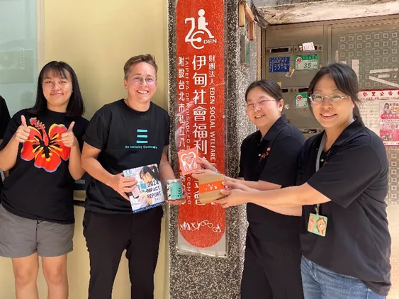  Max(左2)與伊甸的主管們交換刊物資訊。