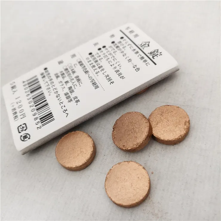 小小金色圓餅，可作磨墨書寫用。