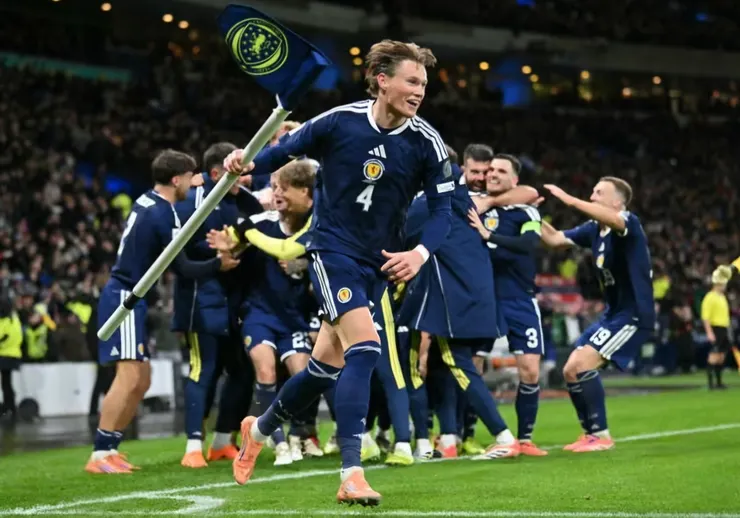 完場後麥湯米尼拔出角球旗慶祝勝利