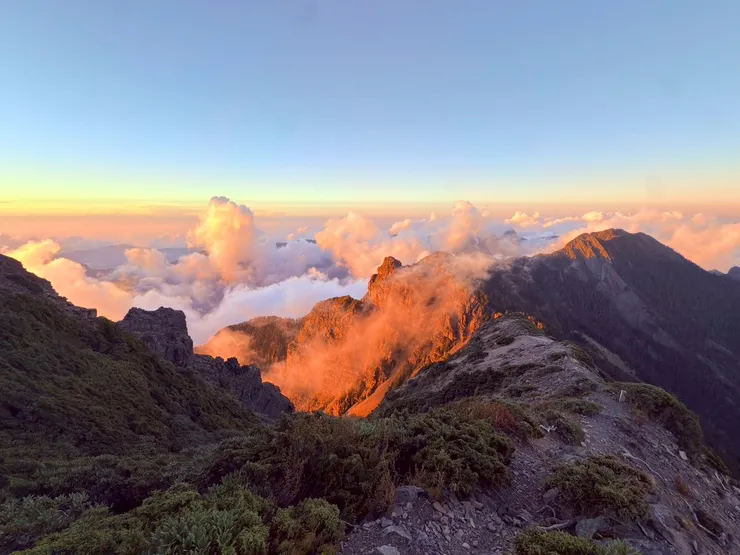 往雪北的路上，夕陽打在山壁上超美