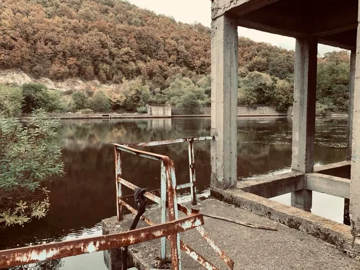 工廠有個水池可以釣魚