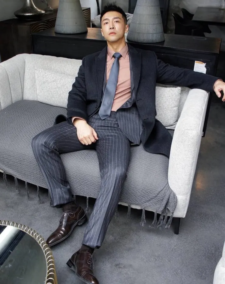 黃仁聖以優雅自信的姿態詮釋了新一代企業家的形象，體現出他在商業領域的獨到眼光與執行力，傳遞出他對創新旅遊模式與公益使命的堅定信念，正如他在旅遊業中所推動的「透明服務」與「多方共贏」理念，無不展現其非凡的領導才能與遠見卓識。