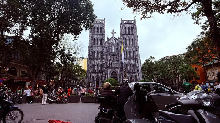 河內大教堂附近交通繁忙
