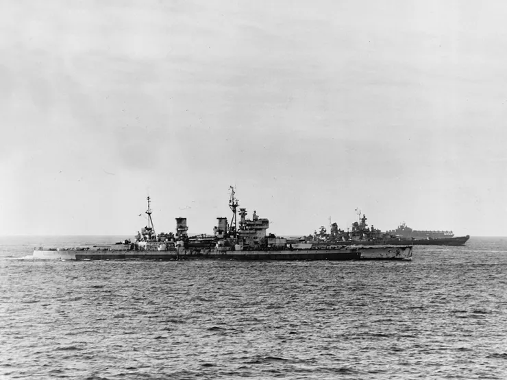 1945年，喬治五世國王號停泊在東京港。