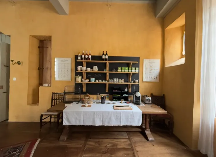 還沒放上早餐的餐枱