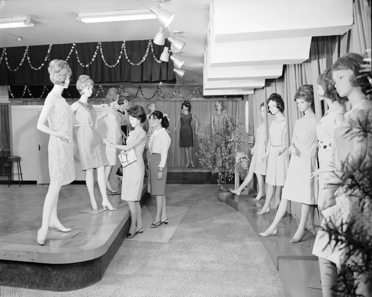 圖7 1966年的這張照片中，百貨公司陳列了各種款式的成衣。 檔號：A325000000E/0055/0013/1