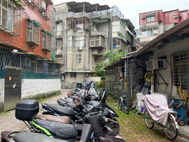 仙岩路6巷為水利地，從不規則的折角公寓也能看出地貌特性